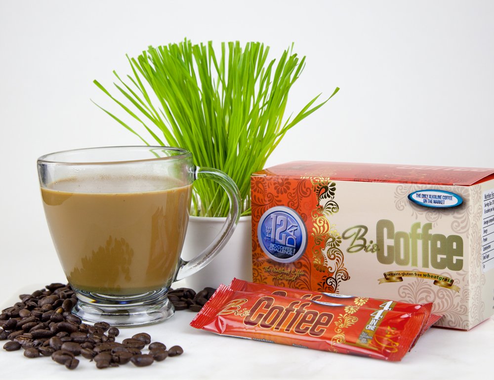 Bio Coffee comparación de tamaño del sobre al lado de una mano