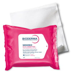 Hombre usando toallita Bioderma para limpieza rápida después del gimnasio