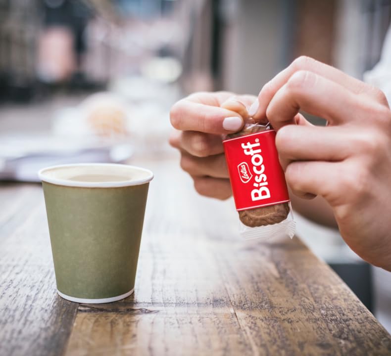 Biscoff galleta junto a una taza de café, mejora la experiencia del café