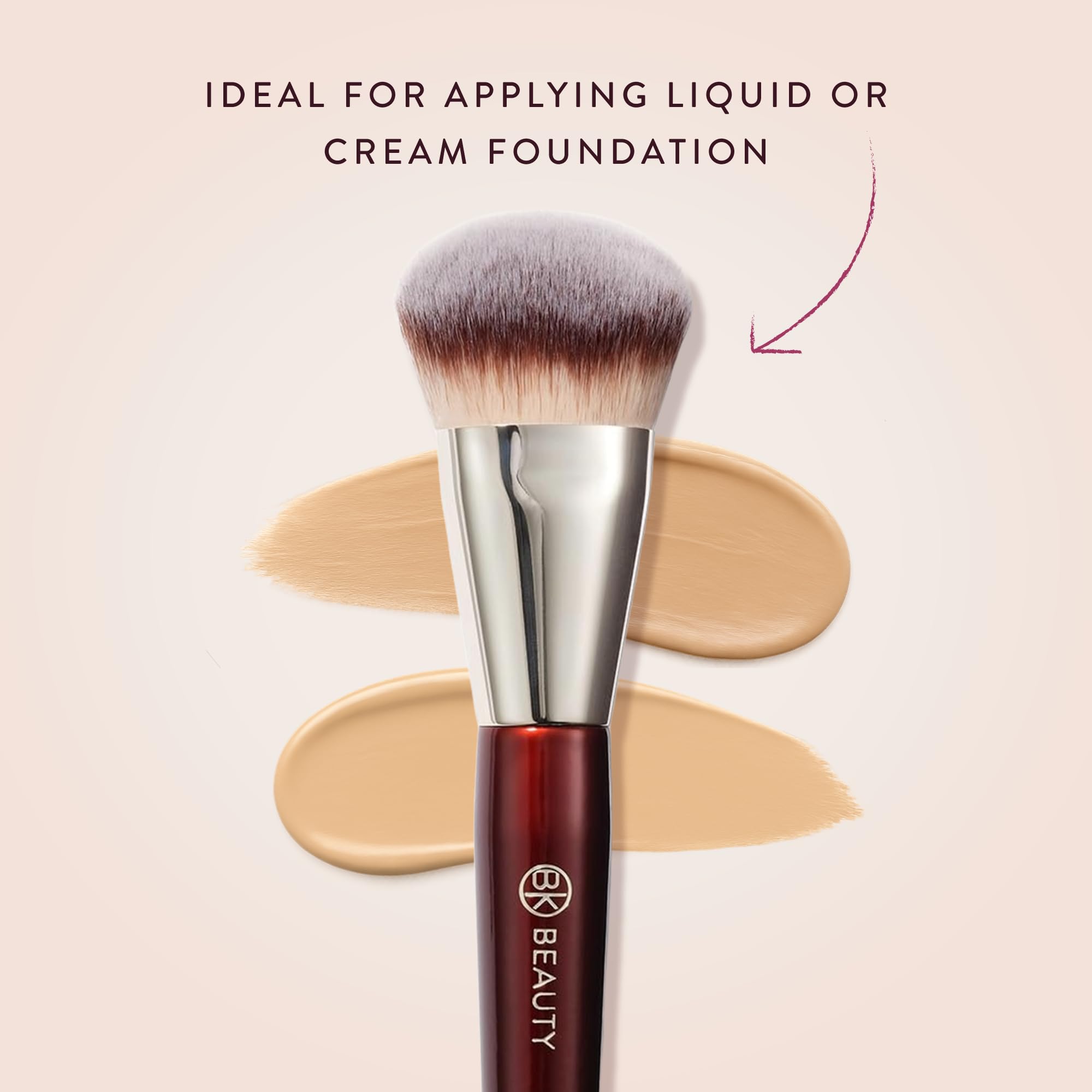 BK BEAUTY brocha en mano para comparar tamaño y control ergonómico