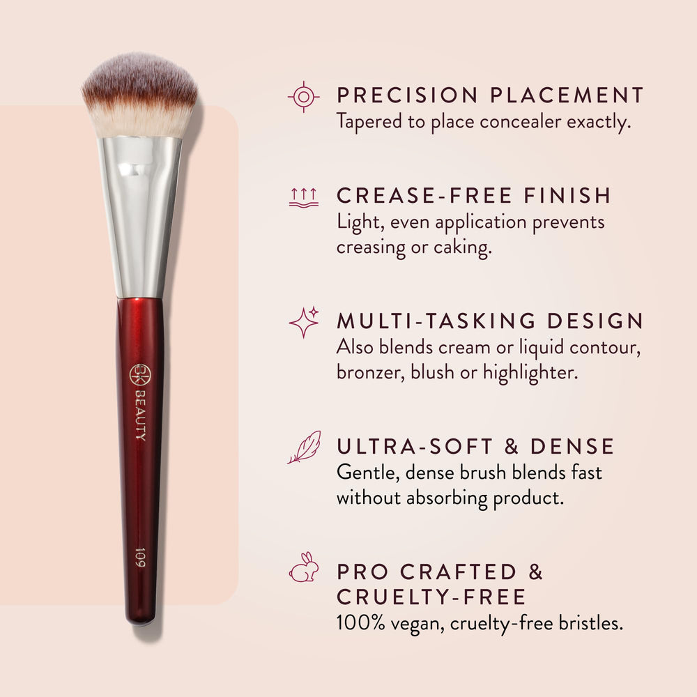 BK BEAUTY brocha 109 aplicando base en mejilla para un difuminado preciso