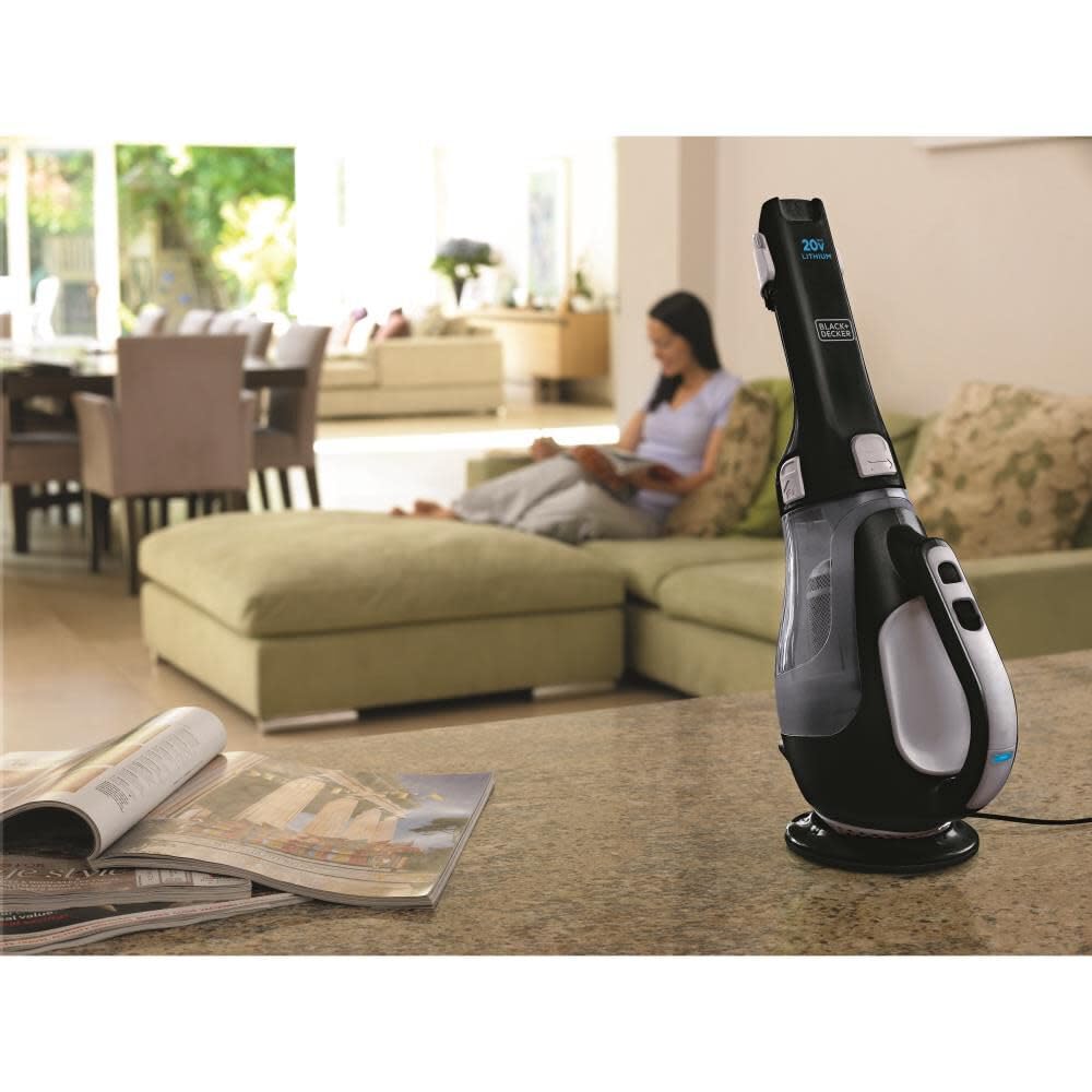 BLACK+DECKER aspiradora en uso dentro de un coche limpiando entre los asientos