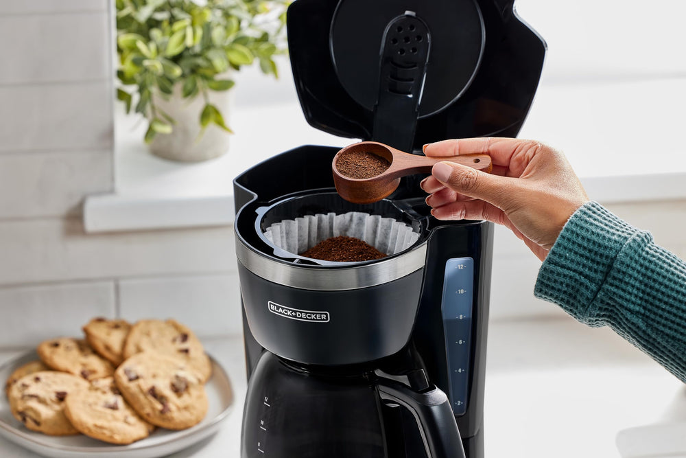 BLACK+DECKER cafetera en cocina moderna listando café recién hecho