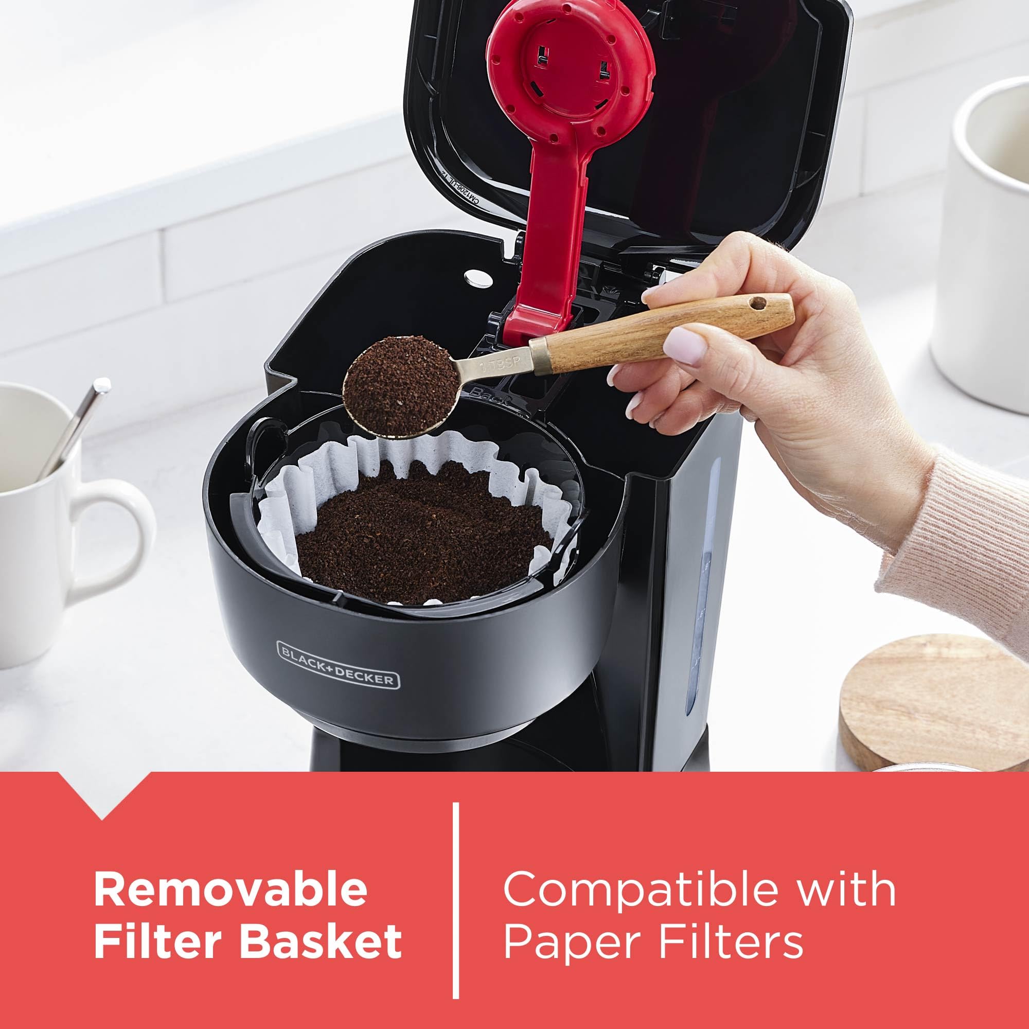 BLACK+DECKER cafetera sirviendo café a una taza para uso diario eficiente
