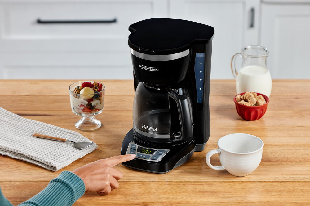 BLACK+DECKER comparación de tamaño junto a taza para referencia de escala