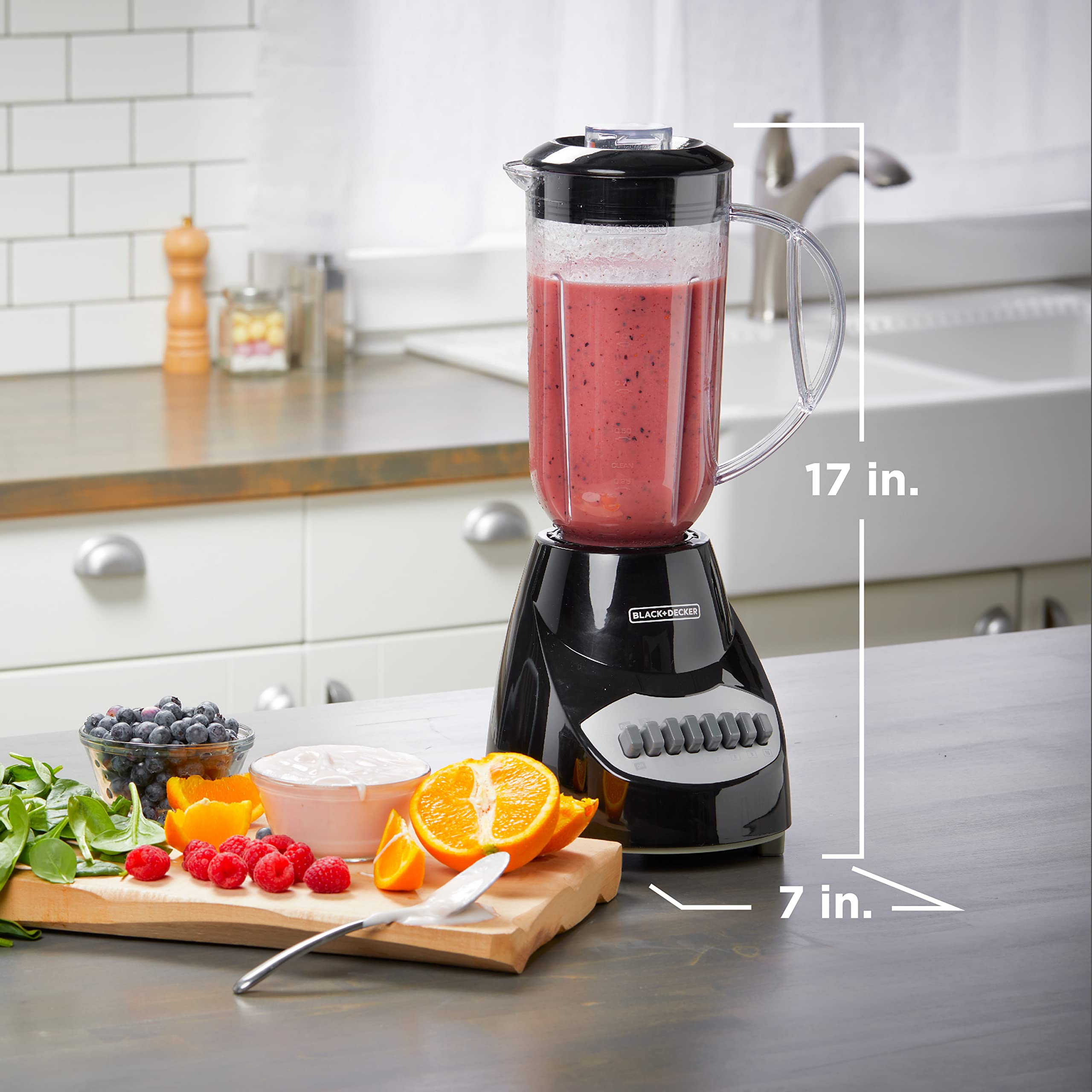 BLACK+DECKER BL2010BP comparada con tazas para escala, beneficio tamaño práctico