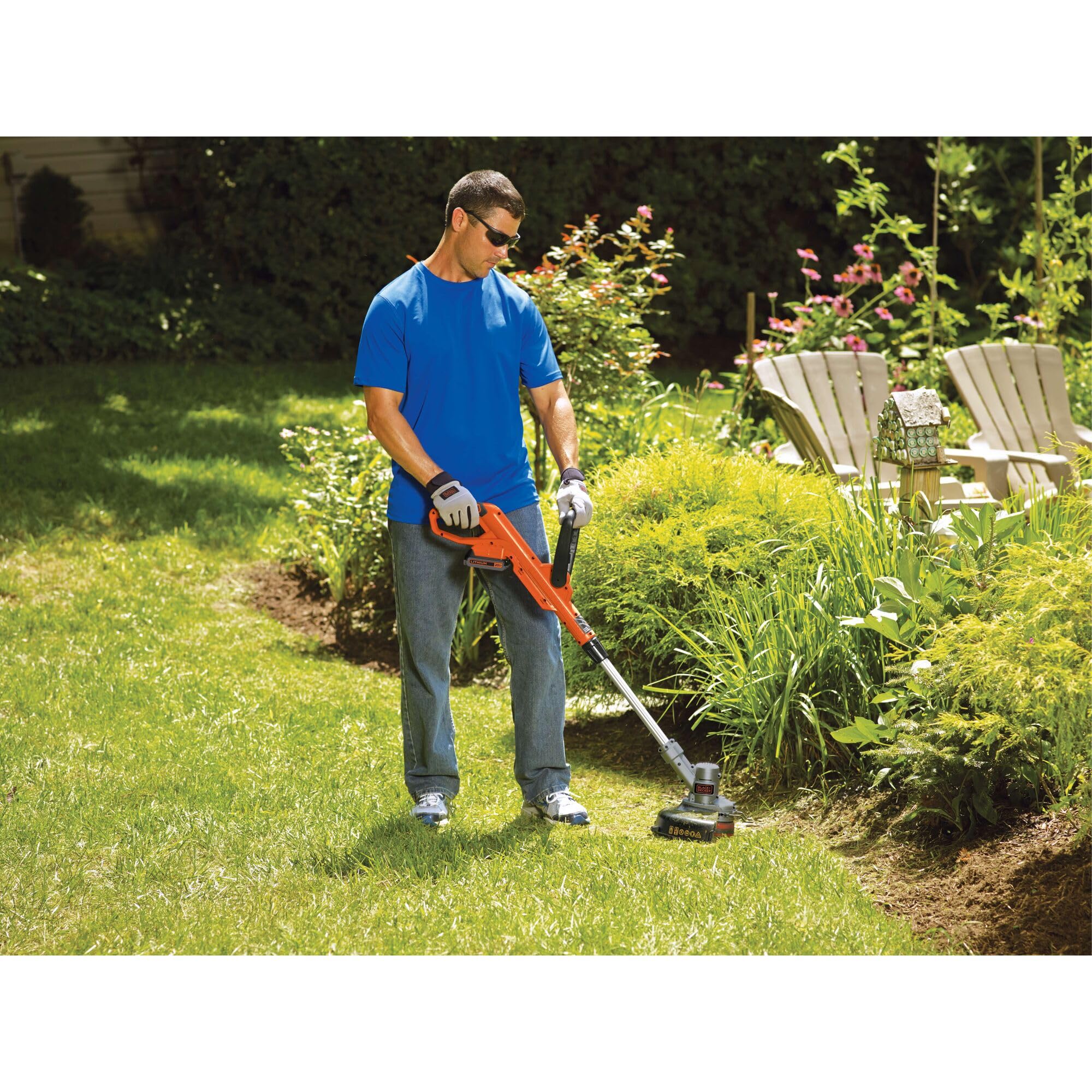 BLACK+DECKER uso en jardín demostrando limpieza de aceras y césped