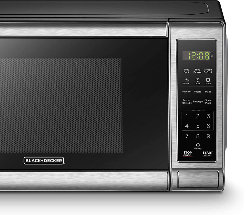 BLACK+DECKER microondas en encimera compacta ilustrando ajuste en espacios pequeños