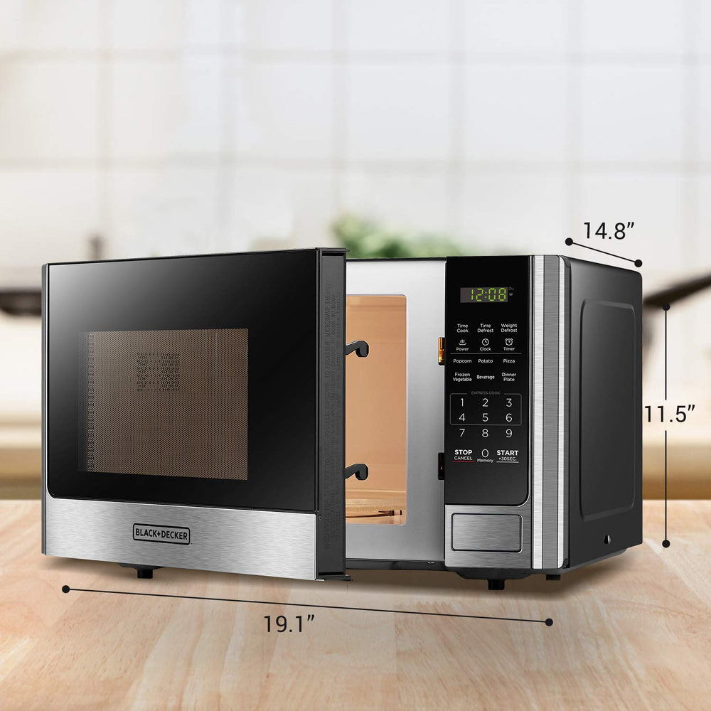 BLACK+DECKER microondas en uso recalentando plato, muestra rapidez y conveniencia