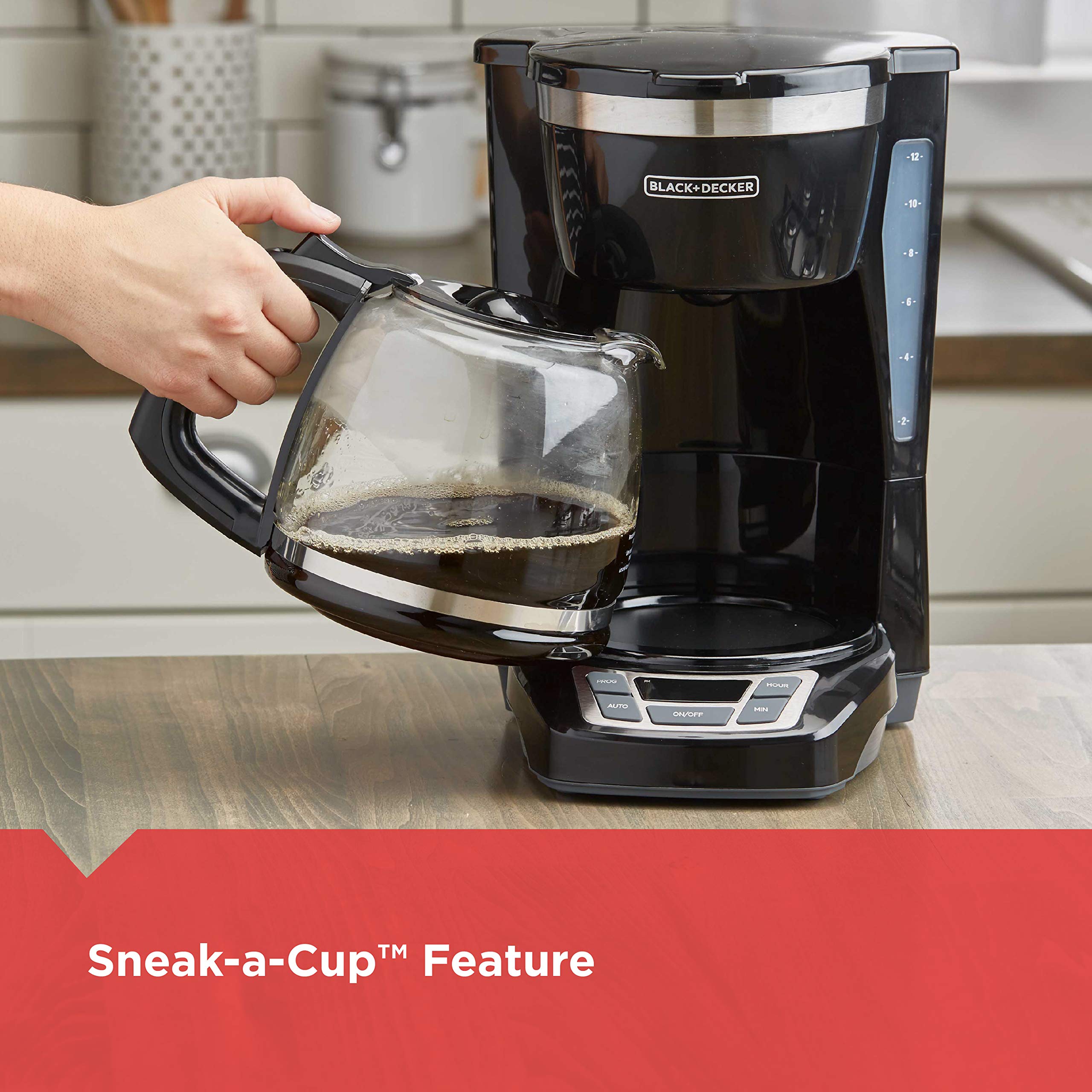 BLACK+DECKER función Sneak-A-Cup sirviendo una taza sin derrames