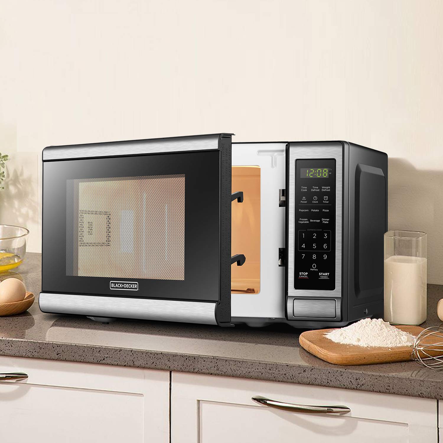 BLACK+DECKER persona calentando bebida en oficina demostrando conveniencia diaria