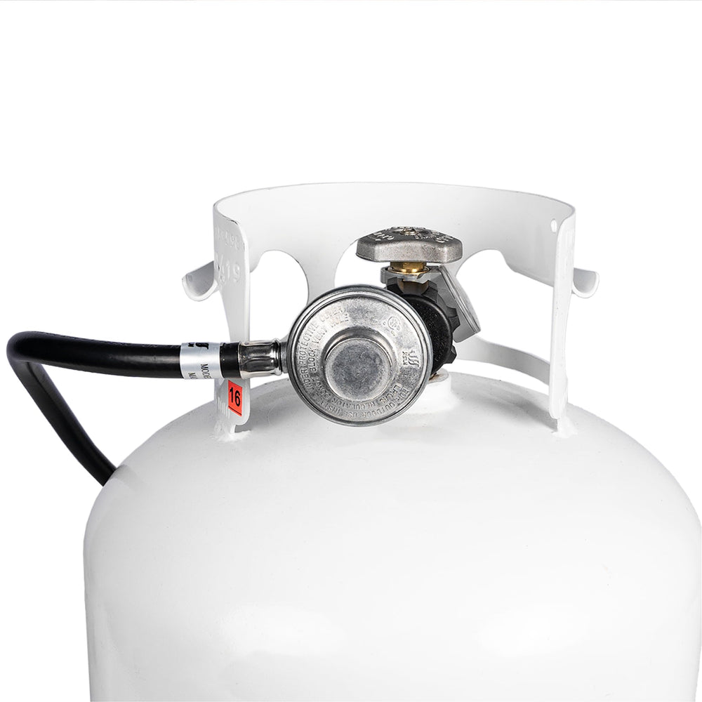 Blackstone 5471 comparación de tamaño junto a un tanque de 20 lb para referencia visual