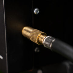 Blackstone 5471 conectado a un griddle Blackstone demostrando uso seguro y continuo