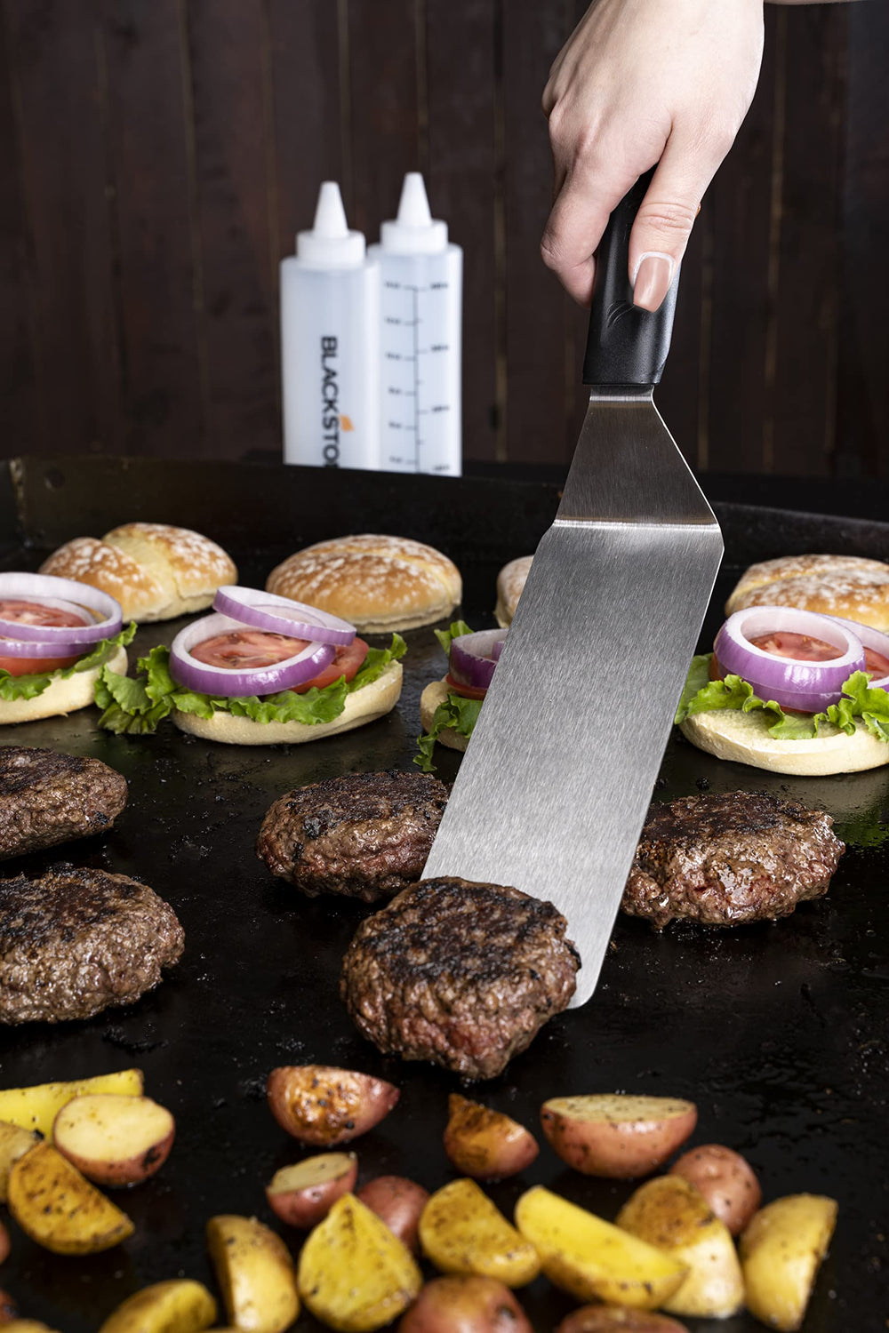 Blackstone espátulas en uso volteando hamburguesas para cocinar con facilidad