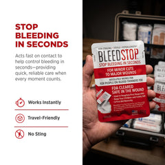 BleedStop tamaño en mano junto a otros botiquines — compacto y portátil