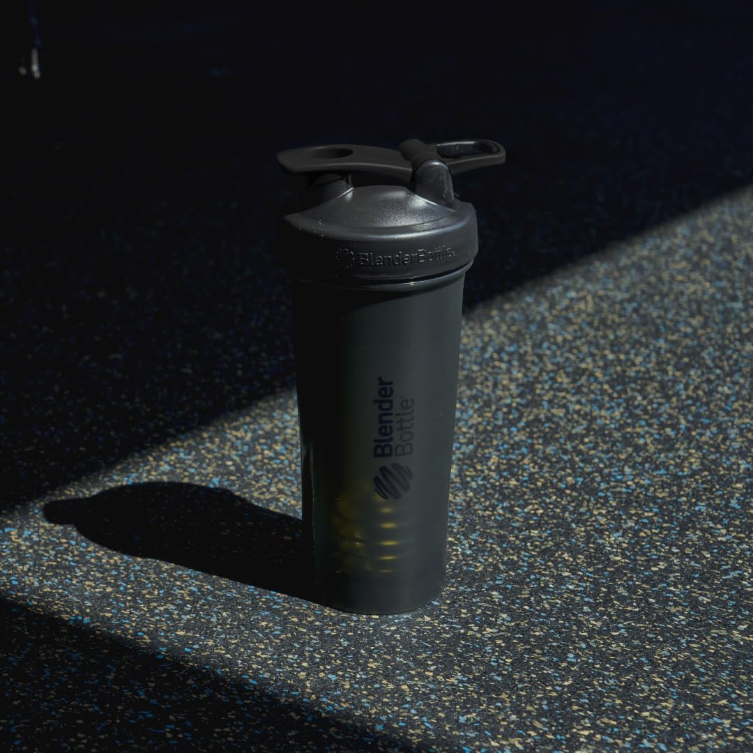 BlenderBottle comparada con mano para mostrar tamaño 28 oz y facilidad de agarre