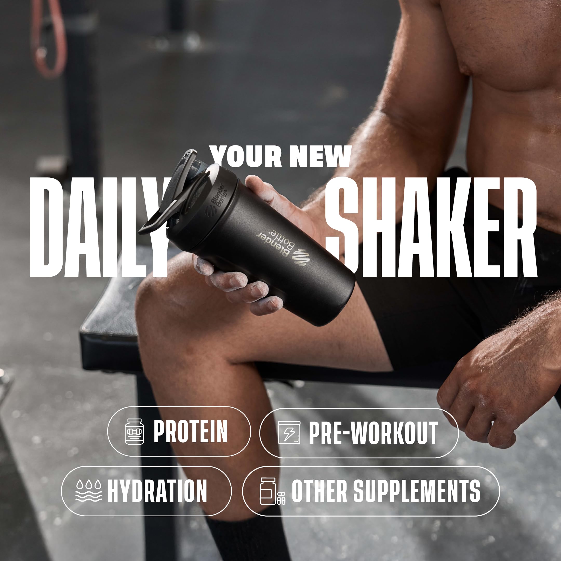 BlenderBottle junto a manos para comparar tamaño y capacidad