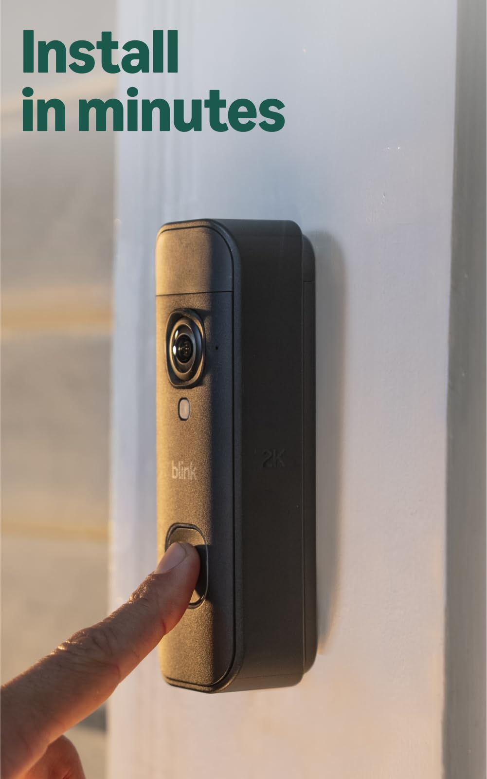 Blink timbre a escala junto a una mano para mostrar tamaño compactoy facilidad de montaje