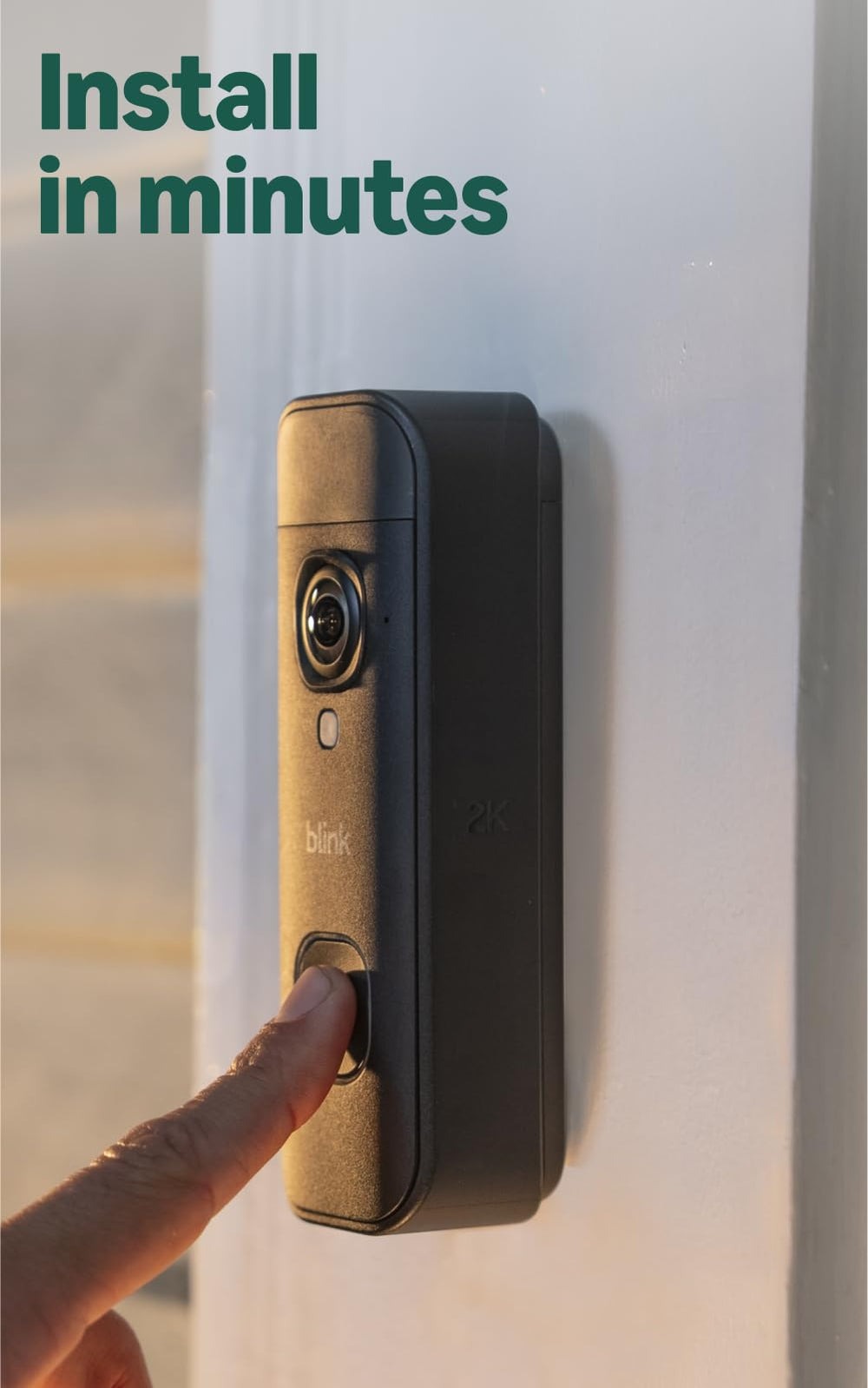 Blink timbre a escala junto a una mano para mostrar tamaño compactoy facilidad de montaje