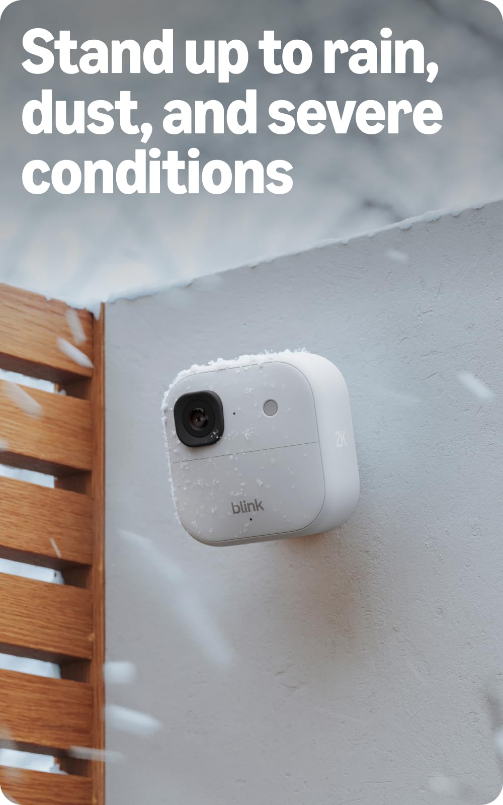 Blink cámara junto a mano para comparar tamaño y facilitar instalación