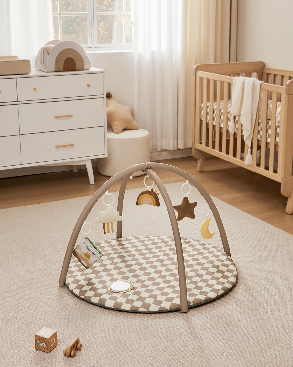 Blissful Diary bebé en tummy time usando la alfombra para fortalecer cuello y brazos