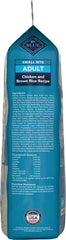 Blue Buffalo porción en cuenco con perro pequeño comiendo con energía