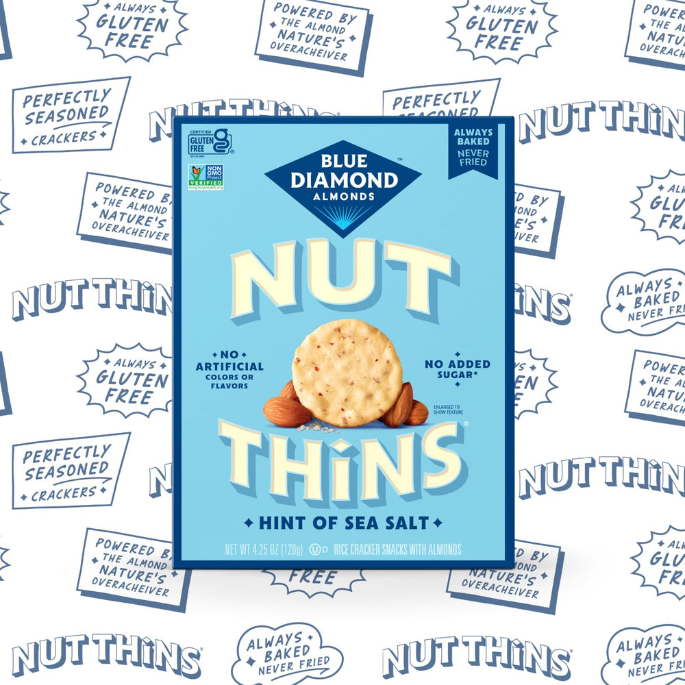 Comparación de tamaño de una galleta Nut-Thins con una mano para porciones prácticas