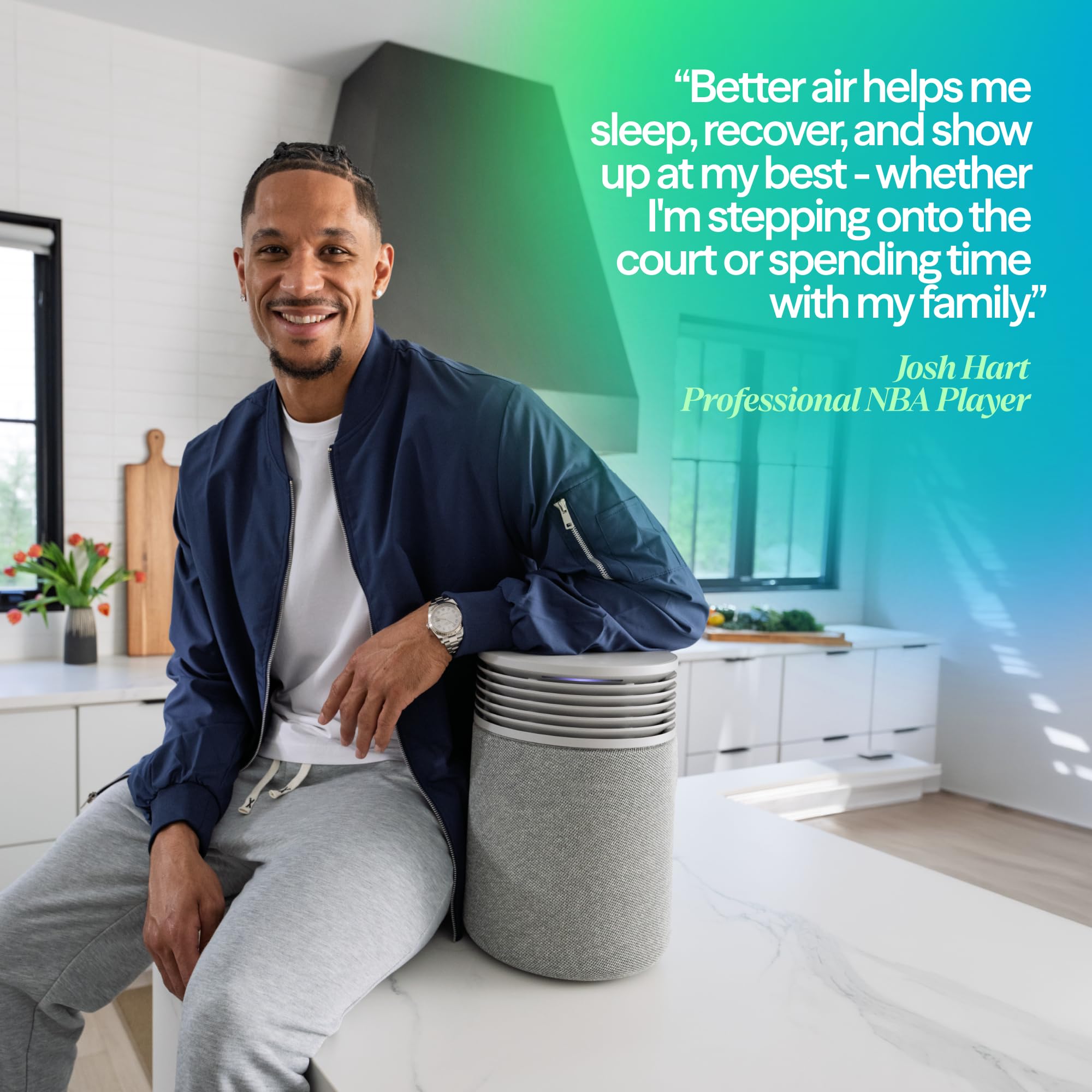 BLUEAIR purificador sobre una mesita junto a una lámpara, mejora el aire del dormitorio
