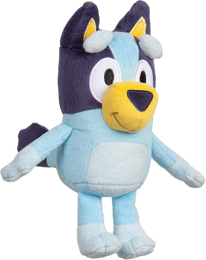 Peluches Bluey y Bingo en escena familiar de juego, marca Bluey, fomentan imaginación