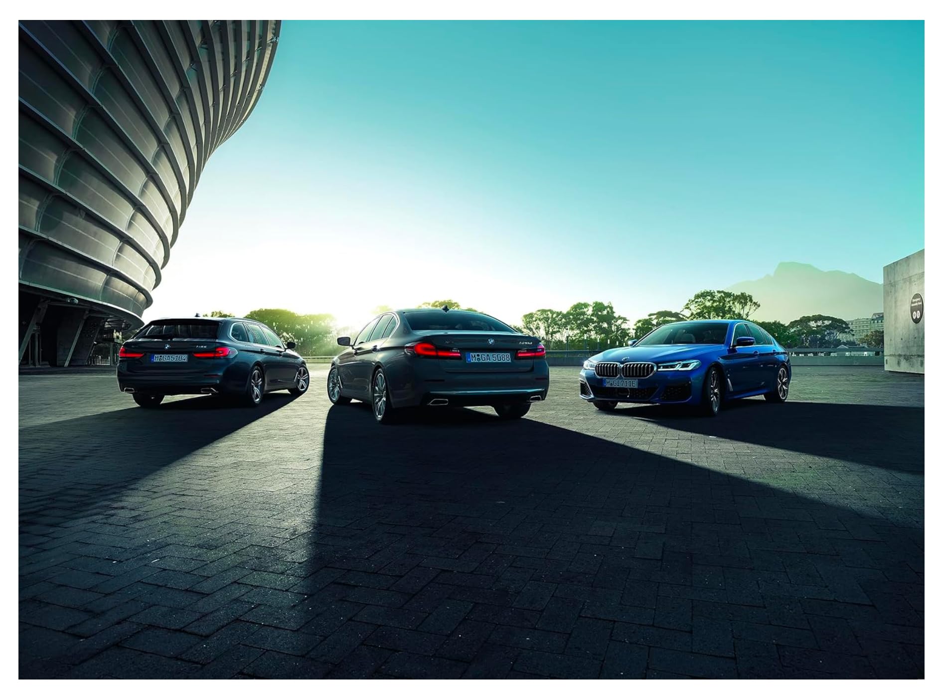 BMW comparación de tamaño frente a una mano que muestra compatibilidad exacta