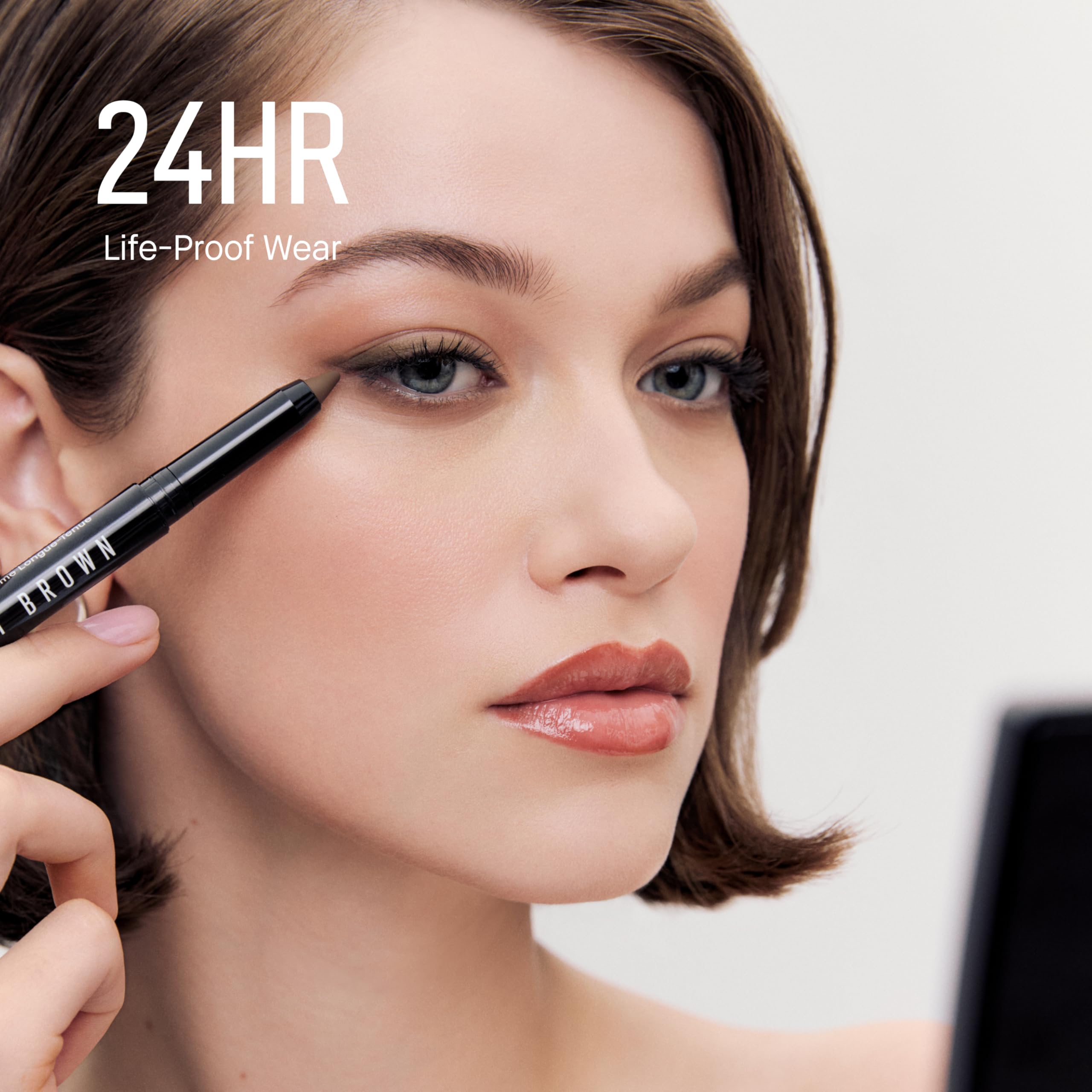 Bobbi Brown delineador aplicado en ojo para línea definida y ahumado