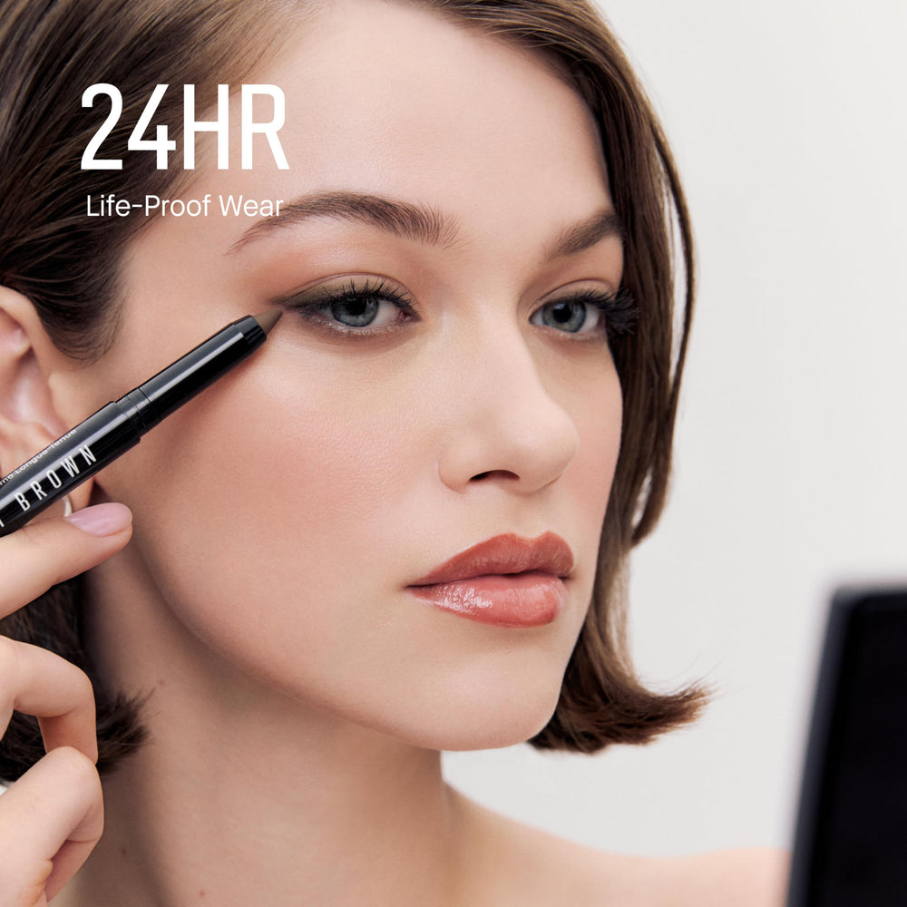 Bobbi Brown delineador aplicado en ojo para línea definida y ahumado