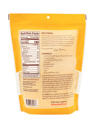 Bob's Red Mill mano vertiendo harina en un bol para mezclar ingredientes