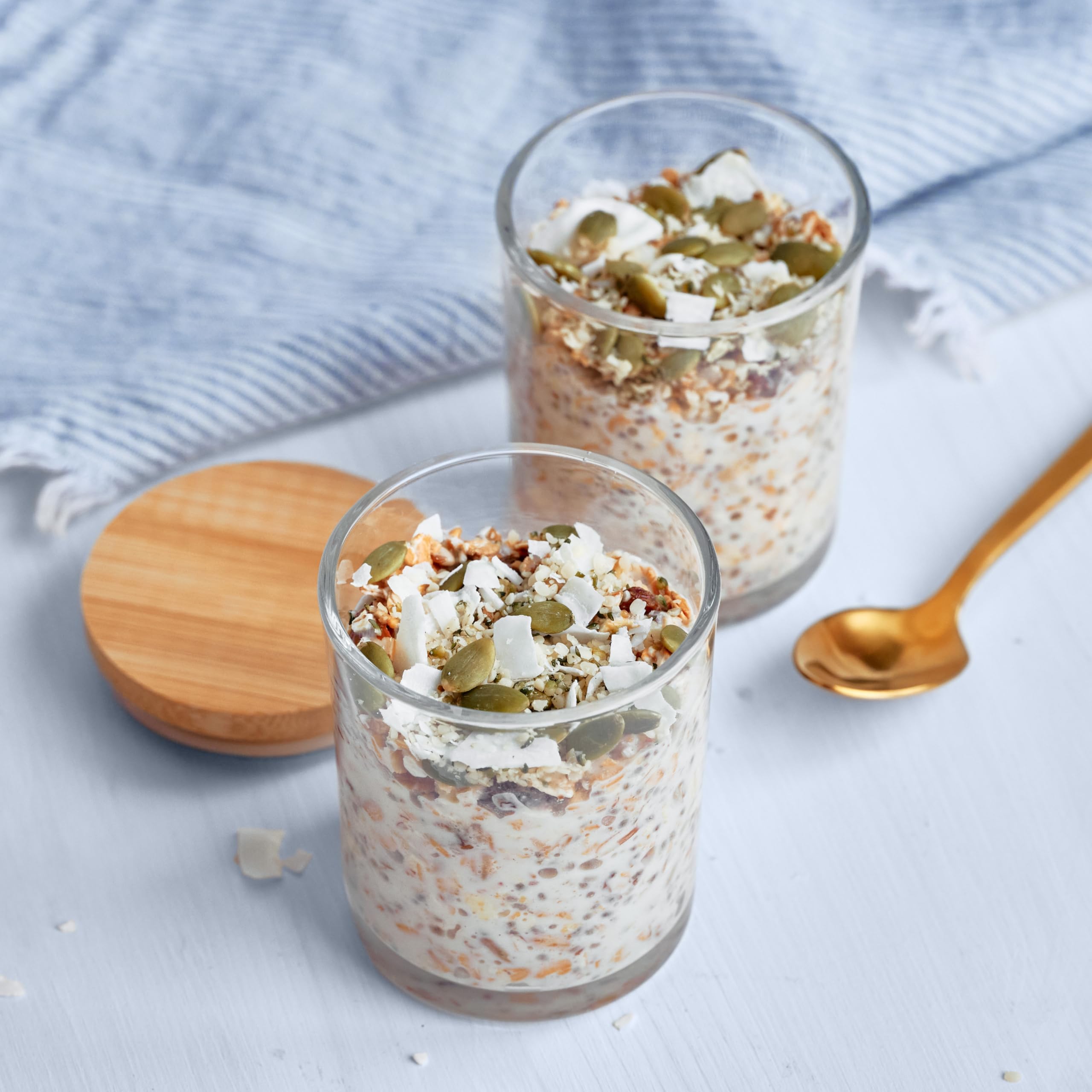 Bob's Red Mill mano sirviendo muesli en bol, facilita porciones prácticas