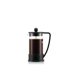 Bodum BRAZIL en uso vertiendo café para una taza con sabor completo