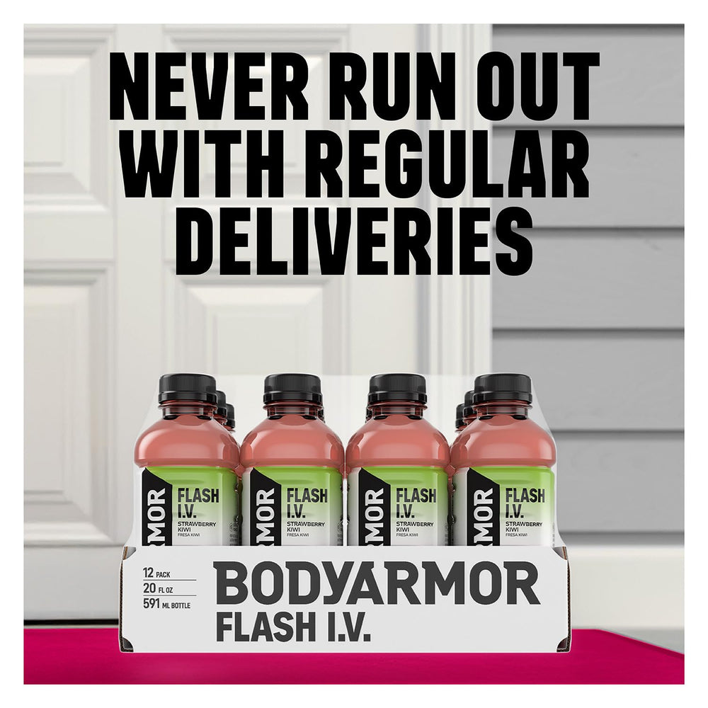Persona sosteniendo botella BODYARMOR Flash I.V. Grape tras entrenamiento para rehidratarse