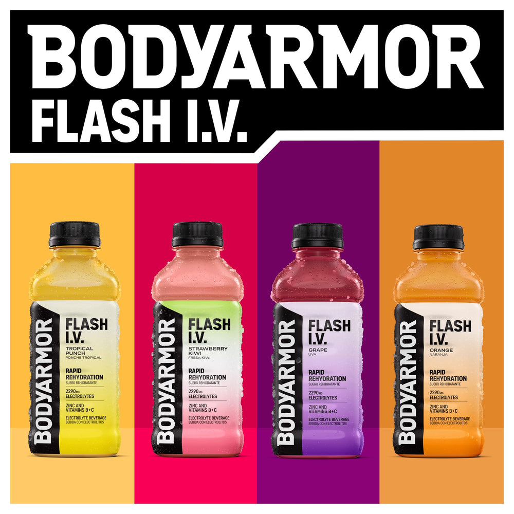 Escena deportiva con botella BODYARMOR Flash I.V. Grape en bolsa de gimnasio tras ejercicio