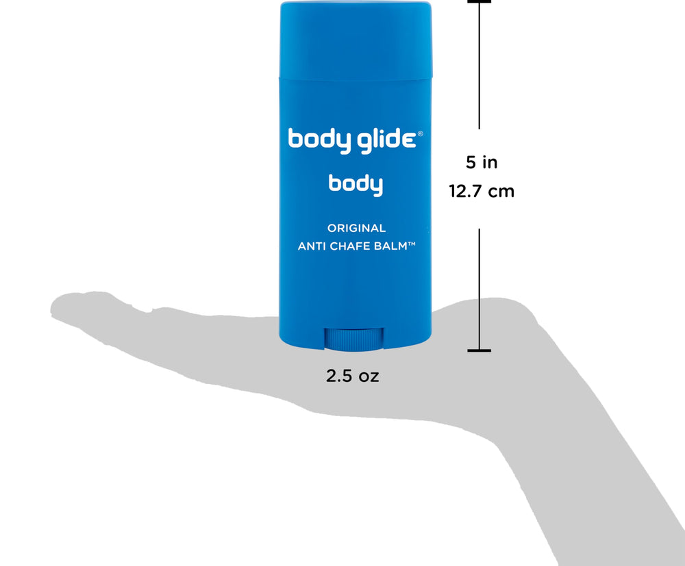 Persona aplicando BodyGlide en muslos para prevenir rozaduras