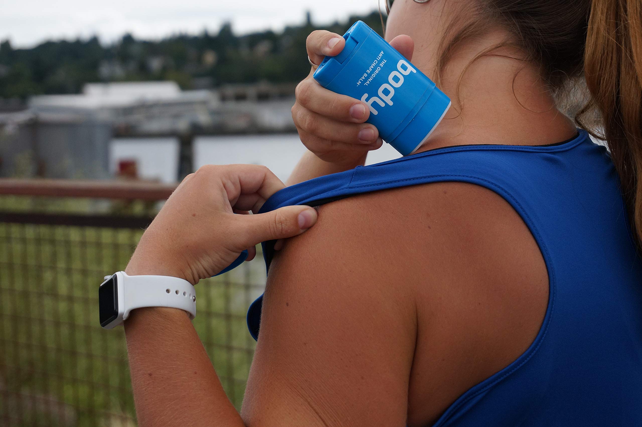 BodyGlide junto a ropa deportiva demostrando compatibilidad