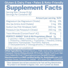 Cerca del polvo BodyHealth PerfectAmino mostrando textura fina y fácil disolución