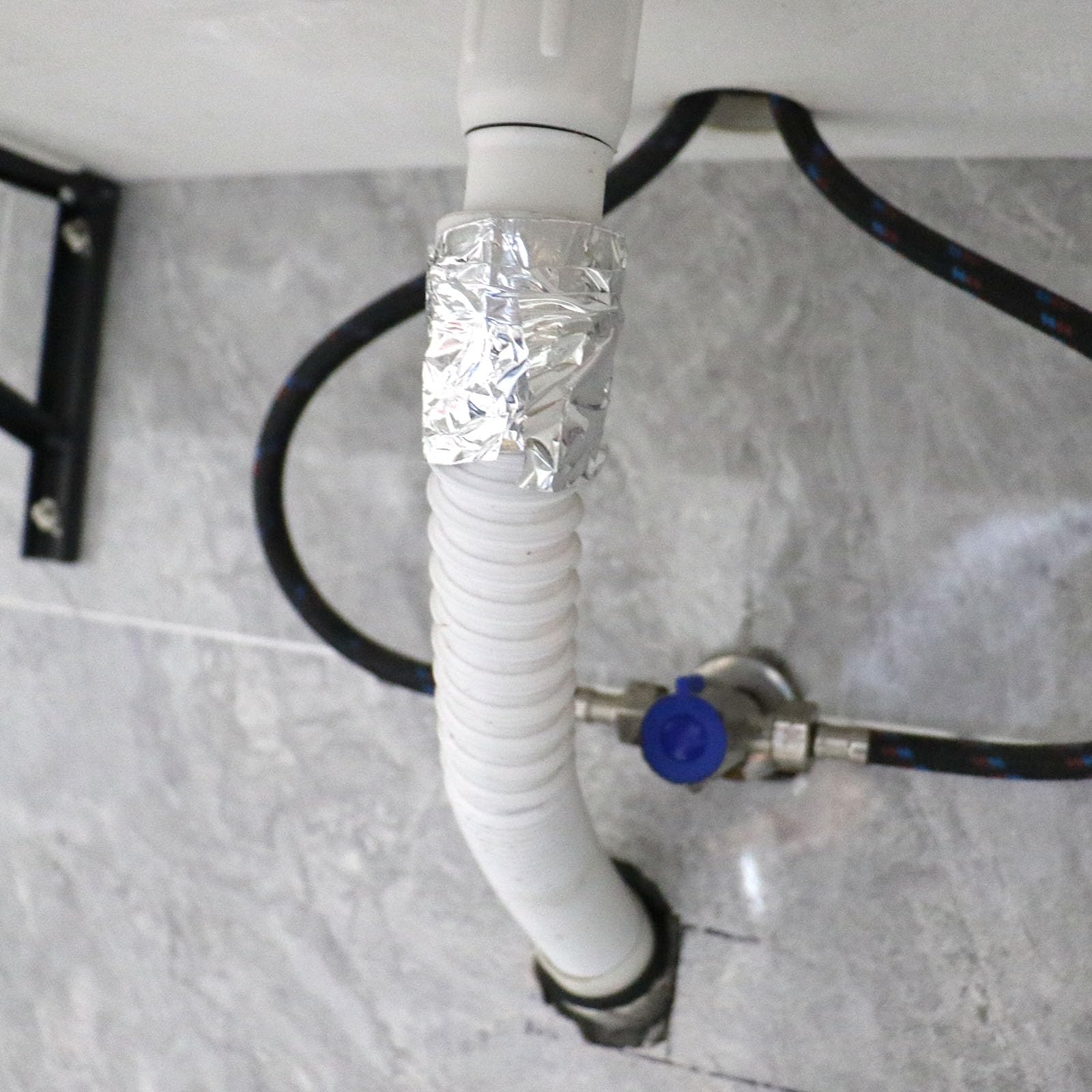 BOMEI PACK cinta aplicada sellando conducto HVAC, mejora estanqueidad