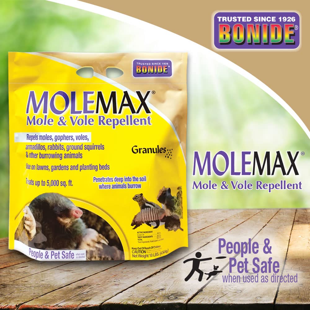 Bonide MOLEMAX bolsa de 10 lb junto a una regla para comparar tamaño
