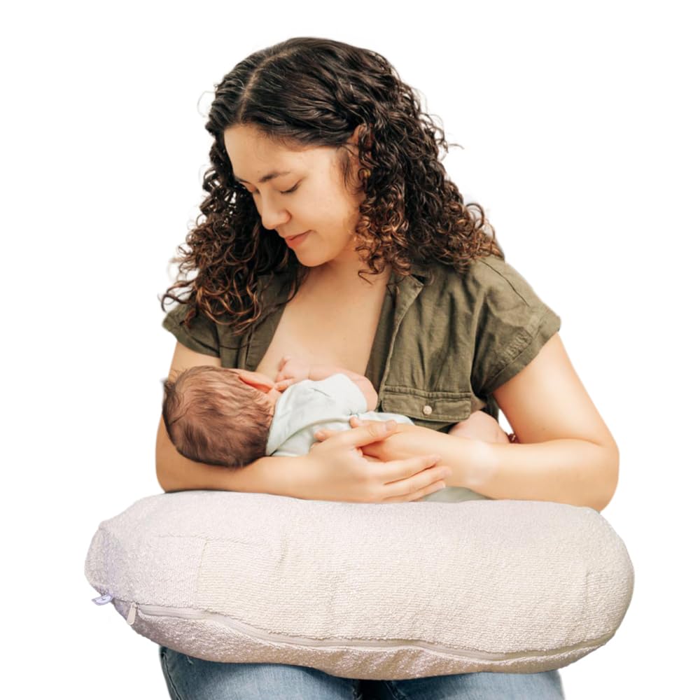 Boppy cojín frontal mostrando la forma ergonómica y soporte cómodo