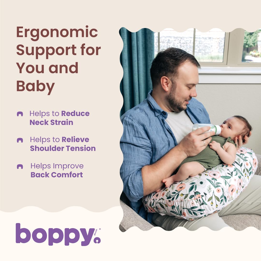 Boppy madre alimentando al bebé usando el cojín para reducir tensión