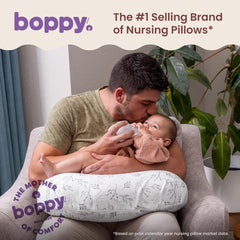 Boppy escala tamaño junto a adulto para referencia práctica