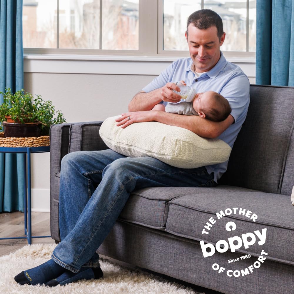 Boppy en ambiente familiar con madre y bebé disfrutando de la toma