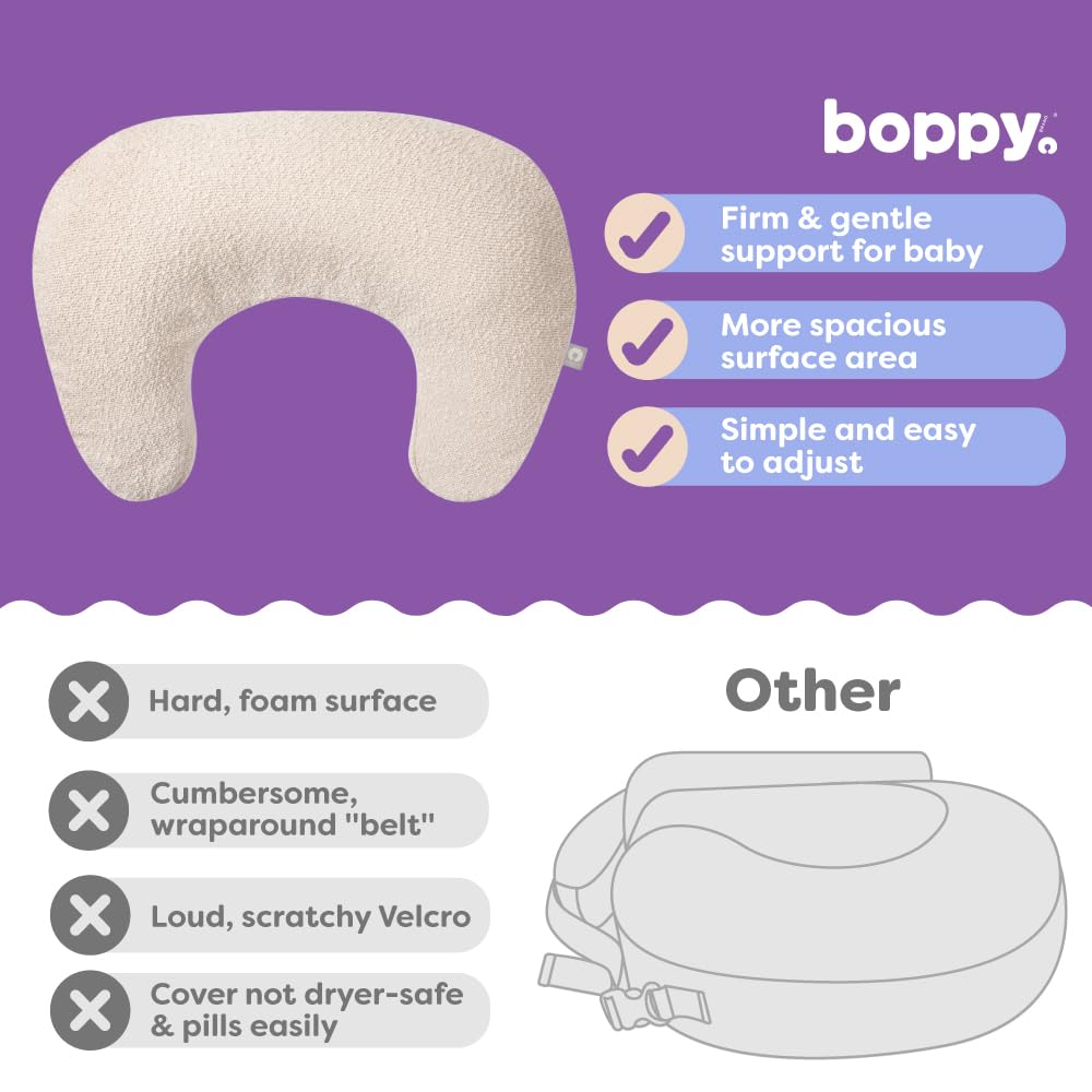 Boppy funda removible siendo retirada con una mano para lavado fácil
