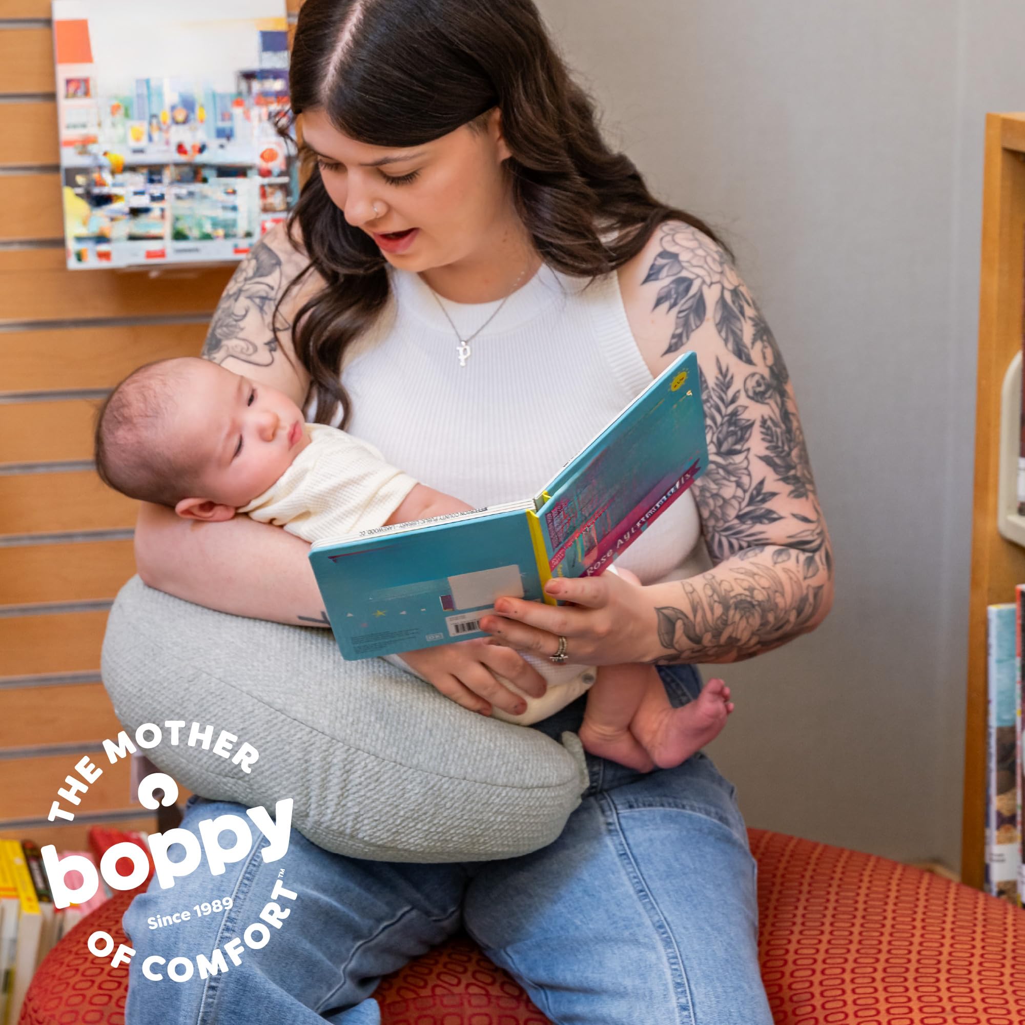 Boppy escena lifestyle: madre alimentando a bebé con soporte cómodo Boppy