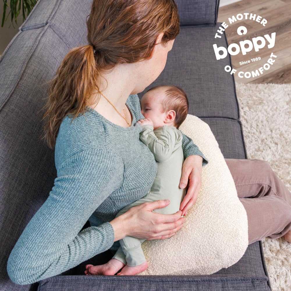 Boppy mostrando el relleno de fibra reciclada, hipoalergénico y esponjoso