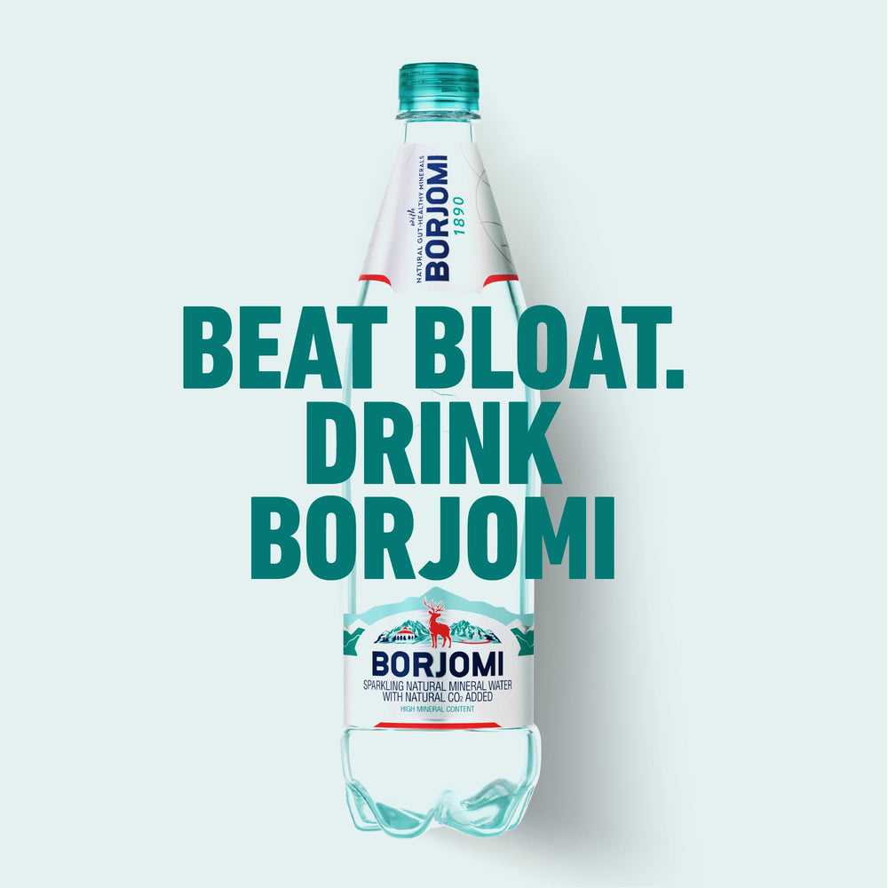 BORJOMI botella sostenida en mano mostrando tamaño y portabilidad